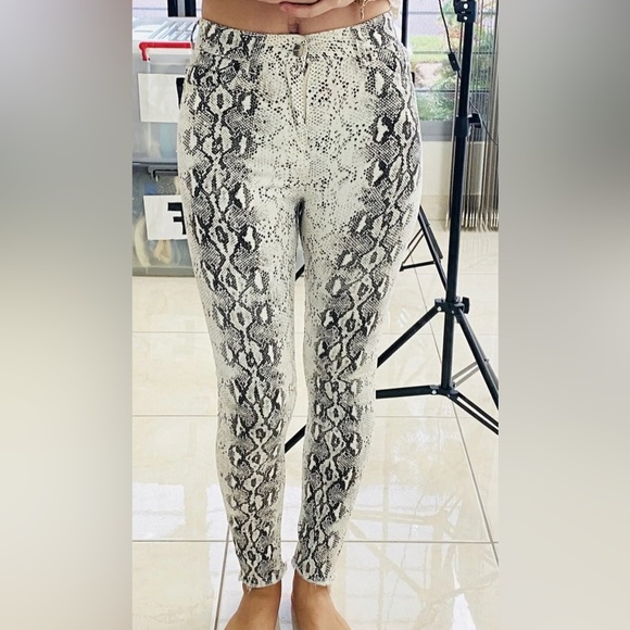 Zara Women’s Denim Jeans Skinny White Grey Snake Reptile High Rise Size 34 AU 8 - Picture 2 of 10
